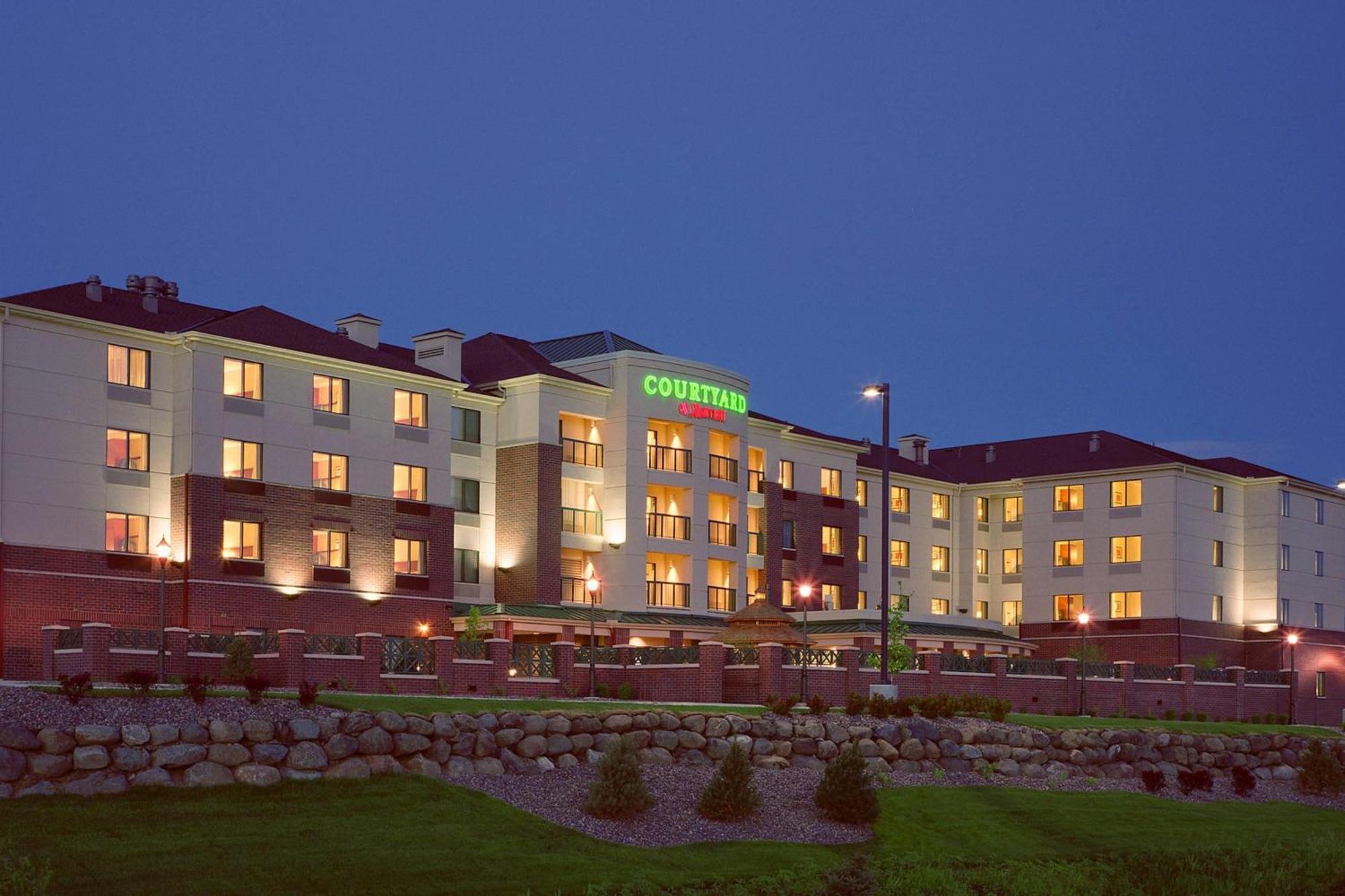 Courtyard By Marriott Madison East Exterior foto