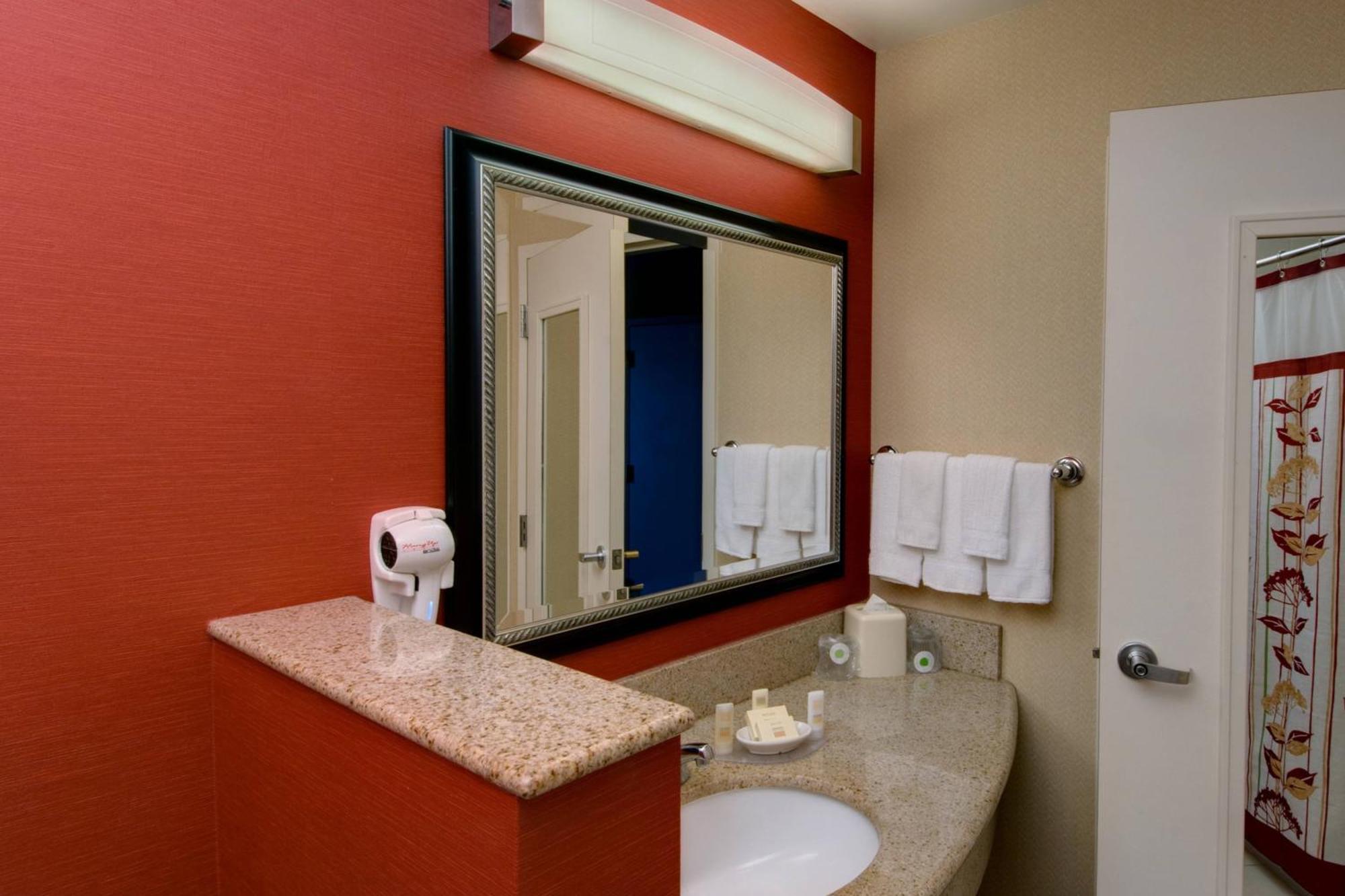 Courtyard By Marriott Madison East Exterior foto